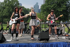 GROUPE DE ROCK SE PRODUISANT A CENTRAL PARK LORS DE LA FETE DES PERES, MANHATTAN, NEW YORK CITY, ETAT DE NEW YORK, ETATS-UNIS 