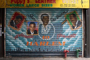 PEINTURE RENDANT HOMMAGE AUX GRANDS LEADERS POLITIQUES NOIRS (NELSON MANDELA, MALCOM X, BARACK OBAMA, MARTIN LUTHER KING) SUR LE RIDEAU DE FER D'UNE BOUTIQUE, HARLEM, MANHATTAN, NEW YORK CITY, ETAT DE NEW YORK, ETATS-UNIS 