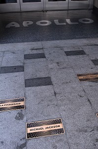 PLAQUES RENDANT HOMMAGE A DES ARTISTES NOIRS AMERICAINS (MICHAEL JACKSON, JAMES BROWN, PATTI LABELLE), DEVANT L’APOLLO THEATER, HARLEM, MANHATTAN, NEW YORK CITY, ETAT DE NEW YORK, ETATS-UNIS 