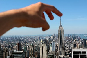 DOIGT TOUCHANT LE SOMMET DE L'EMPIRE STATE BUILDING, VUE DEPUIS LE TOP OF THE ROCK, OBSERVATOIRE DU ROCKEFELLER CENTER, QUARTIER DE MIDTOWN, MANHATTAN, NEW YORK CITY, ETAT DE NEW YORK, ETATS-UNIS 