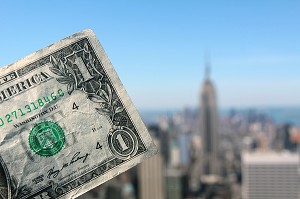 BILLET DE UN DOLLAR FLOTTANT SUR MANHATTAN, NEW YORK CITY, ETAT DE NEW YORK, ETATS-UNIS 