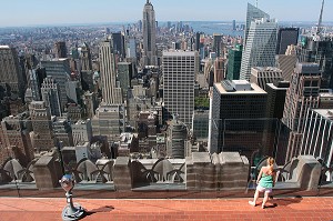 TOURISTES ADMIRANT LE PANORAMA SUR MANHATTAN DEPUIS LE TOP OF THE ROCK, TERRASSE PANORAMIQUE DU GE BUILDING, ROCKEFELLER CENTER, QUARTIER DE MIDTOWN, MANHATTAN, NEW YORK CITY, ETAT DE NEW YORK, ETATS-UNIS 