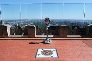 TOURISTES ADMIRANT LE PANORAMA SUR MANHATTAN DEPUIS LE TOP OF THE ROCK, TERRASSE PANORAMIQUE DU GE BUILDING, ROCKEFELLER CENTER, QUARTIER DE MIDTOWN, MANHATTAN, NEW YORK CITY, ETAT DE NEW YORK, ETATS-UNIS 