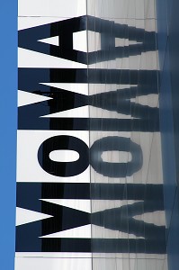 LOGO DU MOMA (MUSEUM OF MODERN ART), MUSEE D'ART MODERNE, APPOSE SUR SA FACADE, QUARTIER DE MIDTOWN, MANHATTAN, NEW YORK CITY, ETAT DE NEW YORK, ETATS-UNIS 