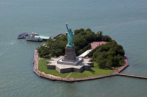 VUE SUR LA STATUE DE LA LIBERTE ET DE LIBERTY ISLAND DEPUIS UN HELICOPTERE, PORT DE NEW YORK CITY, ETAT DE NEW YORK, ETATS-UNIS 