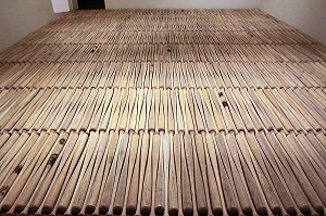 INSTALLATION ARTISTIQUE METTANT EN SCENE DES BATTES DE BASE BALL, OEUVRE EXPOSEE AU MOMA (MUSEUM OF MODERN ART), MUSEE D'ART MODERNE, QUARTIER DE MIDTOWN, MANHATTAN, NEW YORK CITY, ETAT DE NEW YORK, ETATS-UNIS 