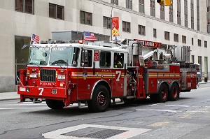 NEW YORK FIRE DEPARTMENT, CAMION DE POMPIERS LORS D'UNE INTERVENTION DANS MANHATTAN, NEW YORK CITY, ETAT DE NEW YORK, ETATS-UNIS 