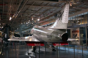 AVION DE LA MARINE AMERICAINE (MARINES OR NAVY) EXPOSE DANS UN HANGAR DU PORTE-AVIONS INTREPID, INTREPID SEA-AIR-SPACE MUSEUM, MUSEE DE L'AERONAUTIQUE ET DE L'ESPACE, QUARTIER DE HELL'S KITCHEN, NEW YORK CITY, ETAT DE NEW YORK, ETATS-UNIS 