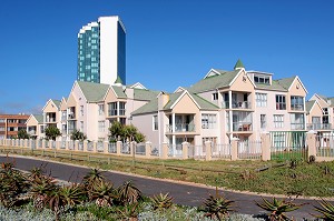 FRONT DE MER DE PORT ELIZABETH AVEC L'HOTEL RADISSON BLU EN ARRIERE PLAN, PORT ELIZABETH, PROVINCE DU CAP ORIENTAL, AFRIQUE DU SUD 