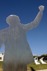 SCULPTURE REPRESENTANT LA SILHOUETTE DE NELSON MANDELA, LEADER POLITIQUE DE LA LUTTE CONTRE L'APARTHEID, PORT ELIZABETH, PROVINCE DU CAP ORIENTAL, AFRIQUE DU SUD 