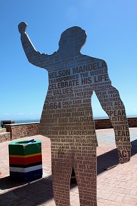 SCULPTURE REPRESENTANT LA SILHOUETTE DE NELSON MANDELA, LEADER POLITIQUE DE LA LUTTE CONTRE L'APARTHEID, PORT ELIZABETH, PROVINCE DU CAP ORIENTAL, AFRIQUE DU SUD 