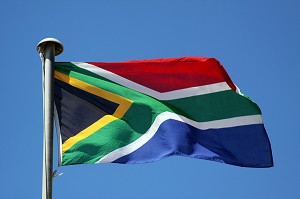 DRAPEAU NATIONAL SUD-AFRICAIN FLOTTANT DANS UN CIEL AZUR, PORT ELIZABETH, PROVINCE DU CAP ORIENTAL, AFRIQUE DU SUD 