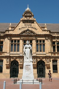 STATUE DE LA REINE VICTORIA DEVANT LA BIBLIOTHEQUE MUNICIPALE (1900), PORT ELIZABETH, PROVINCE DU CAP ORIENTAL, AFRIQUE DU SUD 