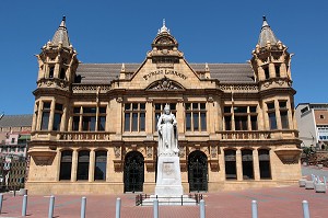 STATUE DE LA REINE VICTORIA DEVANT LA BIBLIOTHEQUE MUNICIPALE (1900), PORT ELIZABETH, PROVINCE DU CAP ORIENTAL, AFRIQUE DU SUD 