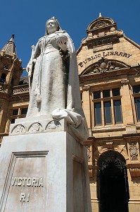 STATUE DE LA REINE VICTORIA DEVANT LA BIBLIOTHEQUE MUNICIPALE (1900), PORT ELIZABETH, PROVINCE DU CAP ORIENTAL, AFRIQUE DU SUD 