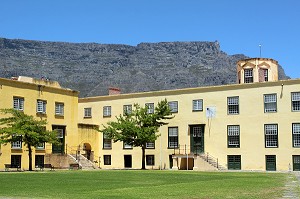 COUR INTERIEURE DU CHATEAU DE BONNE-ESPERANCE FONDE PAR LA COMPAGNIE NEERLANDAISE DES INDES AU 17EME SIECLE, ET SOMMET DE LA MONTAGNE DE LA TABLE, LE CAP, PROVINCE DU CAP OCCIDENTAL, AFRIQUE DU SUD 