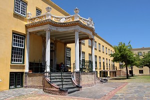 COUR INTERIEURE DU CHATEAU DE BONNE-ESPERANCE FONDE PAR LA COMPAGNIE NEERLANDAISE DES INDES AU 17EME SIECLE, ET SOMMET DE LA MONTAGNE DE LA TABLE, LE CAP, PROVINCE DU CAP OCCIDENTAL, AFRIQUE DU SUD 