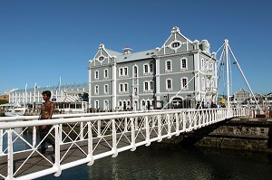 PASSERELLE ET MAISON VICTORIENNE DANS LE QUARTIER DU VICTORIA AND ALBERT WATERFRONT, PORT DU CAP, PROVINCE DU CAP OCCIDENTAL, AFRIQUE DU SUD 