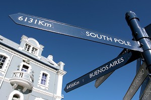 PANNEAU INDIQUANT LES PRINCIPALES DIRECTIONS DANS LE MONDE, QUARTIER DU VICTORIA AND ALBERT WATERFRONT, LE CAP, PROVINCE DU CAP OCCIDENTAL, AFRIQUE DU SUD 