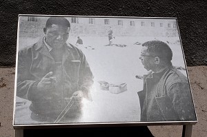 PHOTO D'ARCHIVE MONTRANT NELSON MANDELA EN COMPAGNIE D'UN CO-DETENU DANS UNE COUR INTERIEURE DE LA PRISON OU IL FUT EMPRISONNE PENDANT L'APARTHEID, ILE DE ROBBEN ISLAND, BAIE DU CAP, PROVINCE DU CAP OCCIDENTAL, AFRIQUE DU SUD 