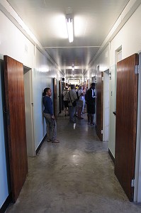 COULOIR DONNANT SUR LES CELLULES DESTINEES AUX PRISONNIERS POLITIQUES A L'EPOQUE DE L'APARTHEID, ANCIENNE PRISON OU NELSON MANDELA FUT EMPRISONNE, ILE DE ROBBEN ISLAND, BAIE DU CAP, PROVINCE DU CAP OCCIDENTAL, AFRIQUE DU SUD 