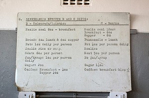 DOCUMENT D'ARCHIVE MENTIONNANT LA DIFFERENCE DE TRAITEMENT ENTRE LES PRISONNIERS NOIRS ET LES PRISONNIERS ASIATIQUES, ANCIENNE PRISON OU NELSON MANDELA FUT EMPRISONNE PENDANT L'APARTHEID, ILE DE ROBBEN ISLAND, BAIE DU CAP, PROVINCE DU CAP OCCIDENTAL, AFRIQUE DU SUD 