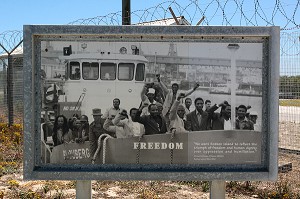 PHOTO D'ARCHIVE MONTRANT LA LIBERATION DE PRISONNIERS POLITIQUES ET LEUR RETOUR AU CAP, ANCIENNE PRISON DE ROBBEN ISLAND OU NELSON MANDELA FUT EMPRISONNE PENDANT L'APARTHEID, ILE DE ROBBEN ISLAND, BAIE DU CAP, PROVINCE DU CAP OCCIDENTAL, AFRIQUE DU SUD 