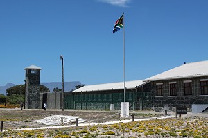 MIRADOR ET BATIMENT PRINCIPAL DE L'ANCIENNE PRISON OU NELSON MANDELA FUT EMPRISONNE PENDANT L'APARTHEID, ILE DE ROBBEN ISLAND, BAIE DU CAP, PROVINCE DU CAP OCCIDENTAL, AFRIQUE DU SUD 