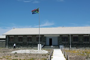 DRAPEAU SUD-AFRICAIN DEVANT L'ENTREE DU BATIMENT PRINCIPAL DE L'ANCIENNE PRISON OU NELSON MANDELA FUT EMPRISONNE PENDANT L'APARTHEID, ILE DE ROBBEN ISLAND, BAIE DU CAP, PROVINCE DU CAP OCCIDENTAL, AFRIQUE DU SUD 