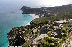 VUE SUR LE CAP DE BONNE ESPERANCE ET LA POINTE DU CAP DEPUIS LE PHARE DE CAPE POINT, PENINSULE DU CAP, RESERVE NATURELLE DU CAP DE BONNE ESPERANCE, PROVINCE DU CAP OCCIDENTAL, AFRIQUE DU SUD 