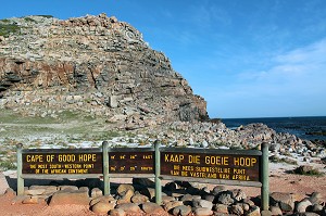 PANNEAU INDICANT LE CAP DE BONNE-ESPERANCE ET SES COORDONNEES GEOGRAPHIQUES, PENINSULE DU CAP, RESERVE NATURELLE DU CAP DE BONNE-ESPERANCE, PROVINCE DU CAP OCCIDENTAL, AFRIQUE DU SUD 