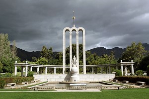 MONUMENT DES HUGUENOTS REALISE EN 1948 PAR COERT STEYNBERG, FRANSCHHOEK, ROUTE DES VINS, PROVINCE DU CAP OCCIDENTAL, AFRIQUE DU SUD 