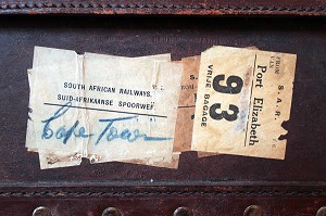 ANCIENNE MALLE DE VOYAGE ARBORANT DES AUTOCOLLANTS DE LA COMPAGNIE DE CHEMIN DE FER SUD-AFRICAINE, HOTEL RIVER MANOR BOUTIQUE HOTEL AND SPA, STELLENBOSCH, ROUTE DES VINS, PROVINCE DU CAP OCCIDENTAL, AFRIQUE DU SUD 