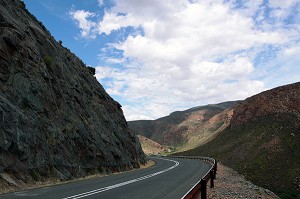 CANYON SUR LA ROUTE TOURISTIQUE 62, COL DE SEWEWEEKSPOORT, ROUTE DES JARDINS, KLEIN OU PETIT KAROO, PROVINCE DU CAP OCCIDENTAL, AFRIQUE DU SUD 