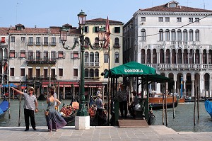 GONDOLIERS INVITANT LES TOURISTES A PROFITER D'UNE EXCURSION EN GONDOLE SUR LE GRAND CANAL, VENISE, VENETIE, ITALIE 