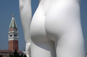 DETAIL DES FESSES DE LA SCULPTURE 'BOY WITH FROG' DE CHARLES RAY, EXPOSITION 'MAPPING THE STUDIO', PUNTA DE LA DOGANA, MUSEE D'ART CONTEMPORAIN APPARTENANT A FRANCOIS PINAULT, VENISE, VENETIE, ITALIE 