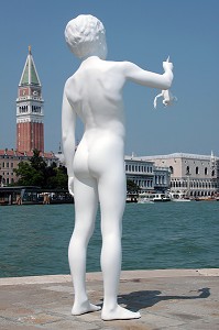 SCULPTURE 'BOY WITH FROG' DE CHARLES RAY, EXPOSITION 'MAPPING THE STUDIO', PUNTA DE LA DOGANA, MUSEE D'ART CONTEMPORAIN APPARTENANT A FRANCOIS PINAULT, VENISE, VENETIE, ITALIE 