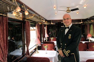 GUISEPPE, MAITRE D'HOTEL DE LA COMPAGNIE VENICE SIMPLON ORIENT-EXPRESS, POSANT DANS L'UNE DES VOITURES RESTAURANT DU TRAIN DE PRESTIGE ORIENT-EXPRESS, VENISE, VENETIE, ITALIE 