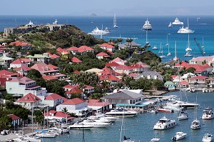 LE PORT DE PLAISANCE ET AU SOMMET DE LA COLLINE LE FORT OSCAR, VUE GENERALE DE GUSTAVIA, ILE DE SAINT-BARTHELEMY, PETITES ANTILLES FRANCAISES, CARAIBES 