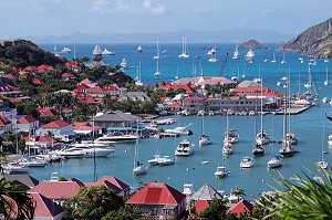 LE PORT DE PLAISANCE ET L'HOTEL DE LA COLLECTIVITE, SIEGE DE LA COLLECTIVITE TERRITORIALE DE SAINT-BARTHELEMY, VUE GENERALE DE GUSTAVIA, ILE DE SAINT-BARTHELEMY, PETITES ANTILLES FRANCAISES, CARAIBES 