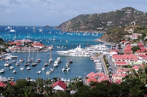PORT DE PLAISANCE ET CENTRE VILLE, VUE GENERALE DE GUSTAVIA, ILE DE SAINT-BARTHELEMY, PETITES ANTILLES FRANCAISES, CARAIBES 