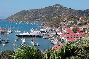 PORT DE PLAISANCE ET CENTRE VILLE, VUE GENERALE DE GUSTAVIA, ILE DE SAINT-BARTHELEMY, PETITES ANTILLES FRANCAISES, CARAIBES 