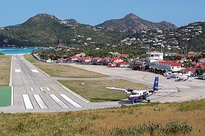 AVION DE LA COMPAGNIE HOLLANDAISE WINAIR AU DECOLLAGE, AEROPORT GUSTAVE III, ILE DE SAINT-BARTHELEMY, PETITES ANTILLES FRANCAISES, CARAIBES 