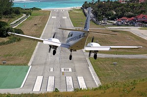 ATERRISSAGE D'UN AVION A L'AEROPORT GUSTAVE III, ILE DE SAINT-BARTHELEMY, PETITES ANTILLES FRANCAISES, CARAIBES 
