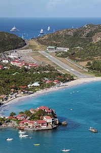 VUE SUR LE COL DE LA TOURMENTE, L'AEROPORT GUSTAVE III, LA PLAGE DE SAINT-JEAN ET L'HOTEL DE LUXE EDEN ROCK, RELAIS ET CHATEAUX, ILE DE SAINT-BARTHELEMY, PETITES ANTILLES FRANCAISES, CARAIBES 