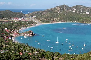 VUE SUR LA BAIE DE SAINT-JEAN AVEC LE COL DE LA TOURMENTE, L'AEROPORT GUSTAVE III, LA PLAGE DE SAINT-JEAN ET L'HOTEL DE LUXE EDEN ROCK, RELAIS ET CHATEAUX, ILE DE SAINT-BARTHELEMY, PETITES ANTILLES FRANCAISES, CARAIBES 