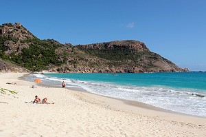 BAIGNEURS SUR LA PLAGE DE L'ANSE DE GRANDE SALINE, ILE DE SAINT-BARTHELEMY, PETITES ANTILLES FRANCAISES, CARAIBES 