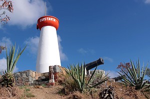 PHARE ET ANCIENS CANONS DU FORT GUSTAVE, GUSTAVIA, ILE DE SAINT-BARTHELEMY, PETITES ANTILLES FRANCAISES, CARAIBES 