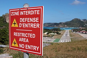 PANNEAU INTERDISANT L'ACCES A LA PISTE DE L'AEROPORT GUSTAVE III, ILE DE SAINT-BARTHELEMY, PETITES ANTILLES FRANCAISES, CARAIBES 