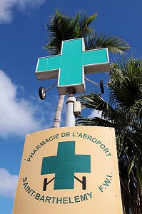 CROIX VERTE DE LA PHARMACIE DE L'AEROPORT, ILE DE SAINT-BARTHELEMY, PETITES ANTILLES FRANCAISES, CARAIBES 